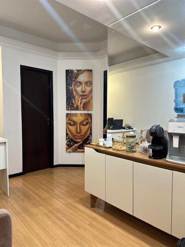 Ambiente de acolhimento com café e água